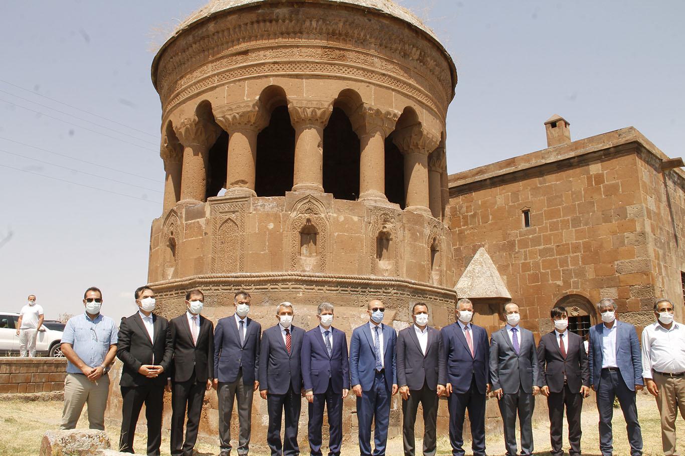 Bakan yardımcıları ve Bilal Erdoğan Ahlat’ta incelemelerde bulundu Bakan yardımcıları ve Bilal Erdoğan Ahlat’ta incelemelerde bulundu